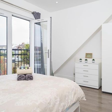 Beautiful 4 Bed Immaculate Condition Refurbished Property Romford Exterior foto