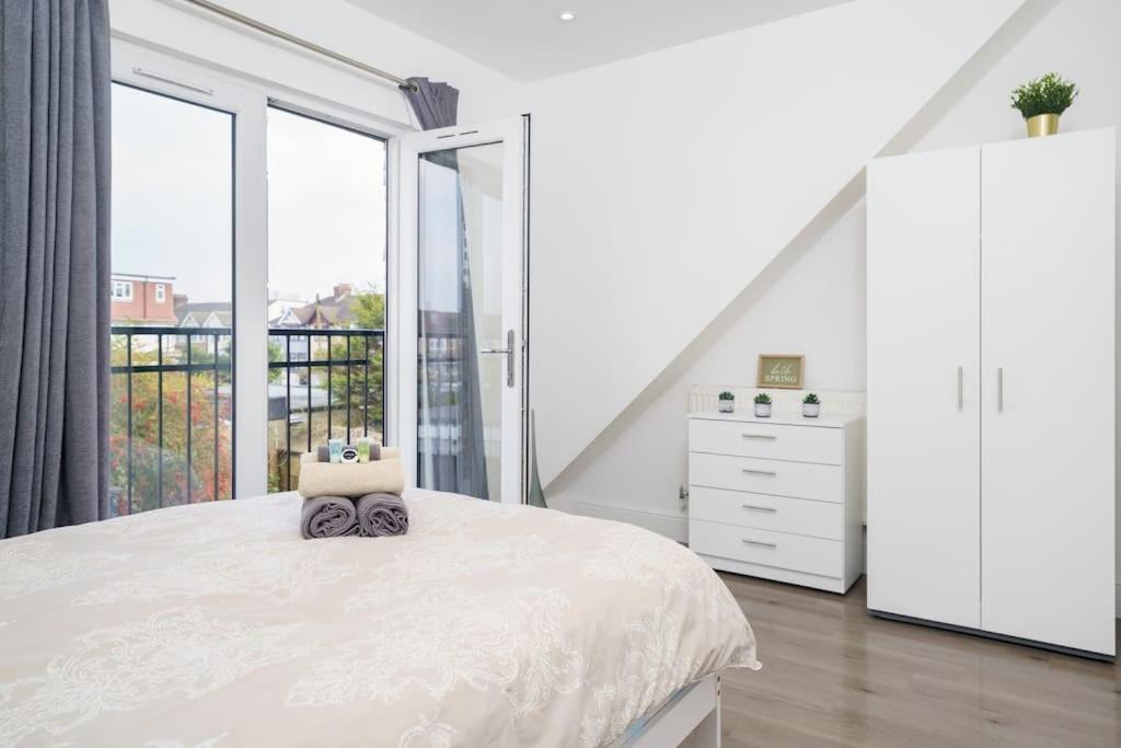Beautiful 4 Bed Immaculate Condition Refurbished Property Romford Exterior foto