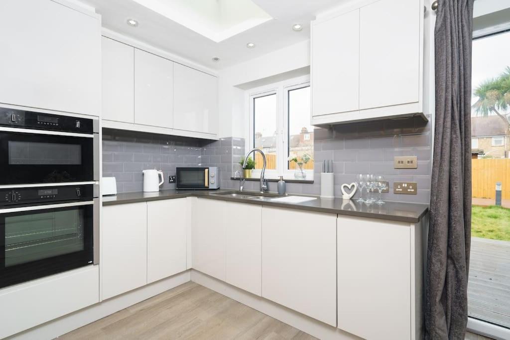 Beautiful 4 Bed Immaculate Condition Refurbished Property Romford Exterior foto
