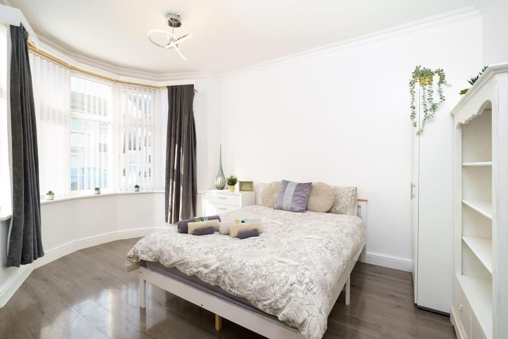 Beautiful 4 Bed Immaculate Condition Refurbished Property Romford Exterior foto