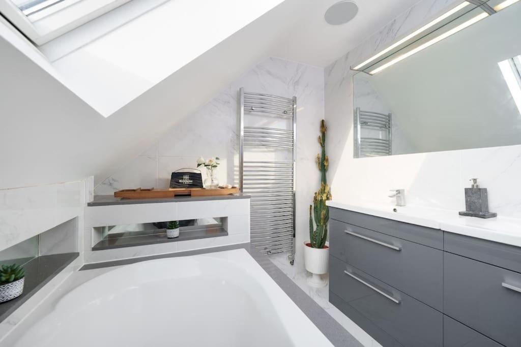Beautiful 4 Bed Immaculate Condition Refurbished Property Romford Exterior foto