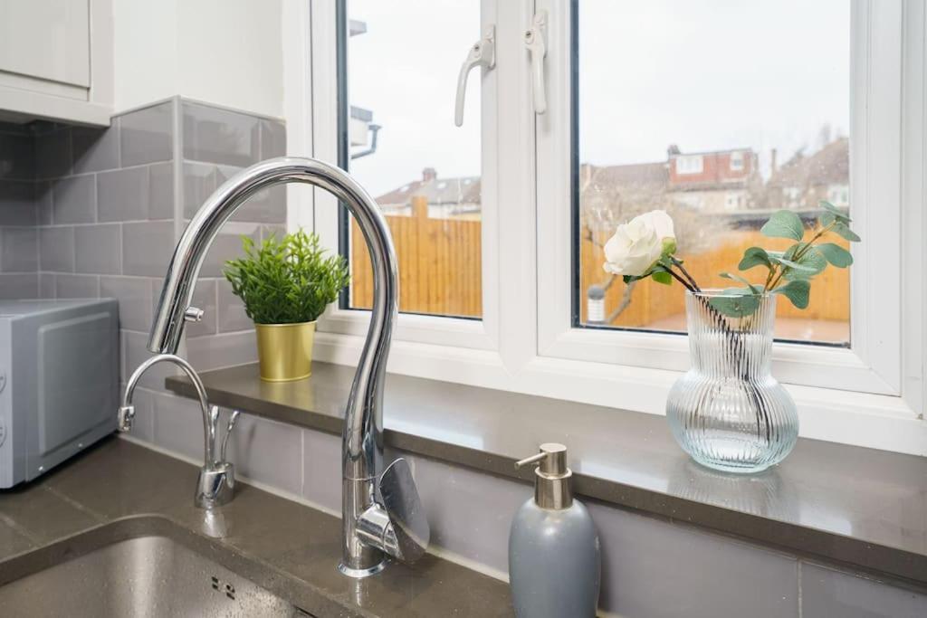 Beautiful 4 Bed Immaculate Condition Refurbished Property Romford Exterior foto