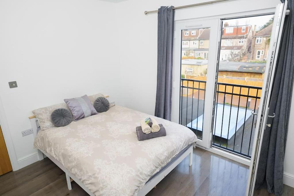 Beautiful 4 Bed Immaculate Condition Refurbished Property Romford Exterior foto